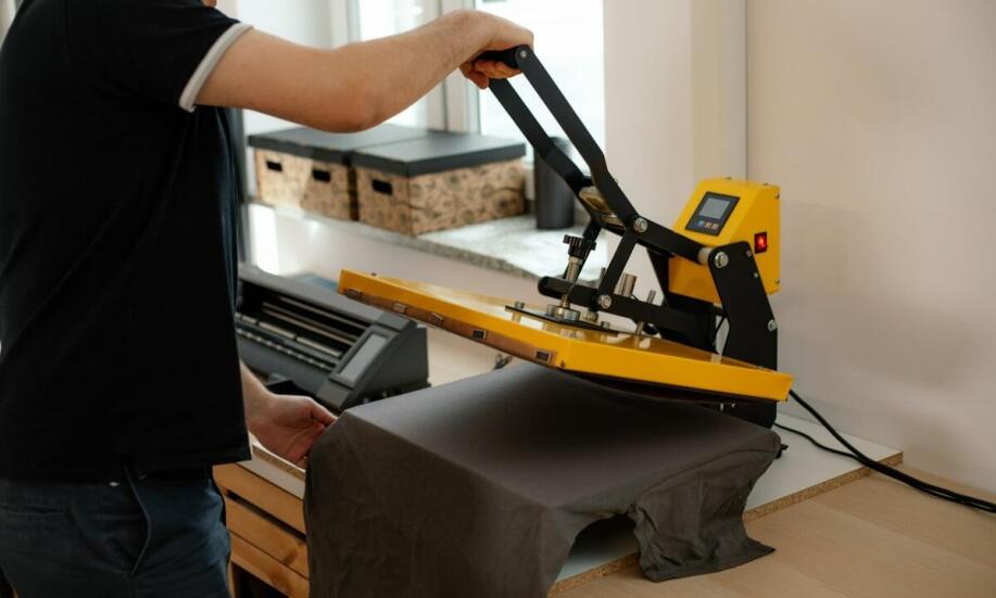 Jakie są najczęstsze błędy przy projektowaniu koszulek na zamówienie?