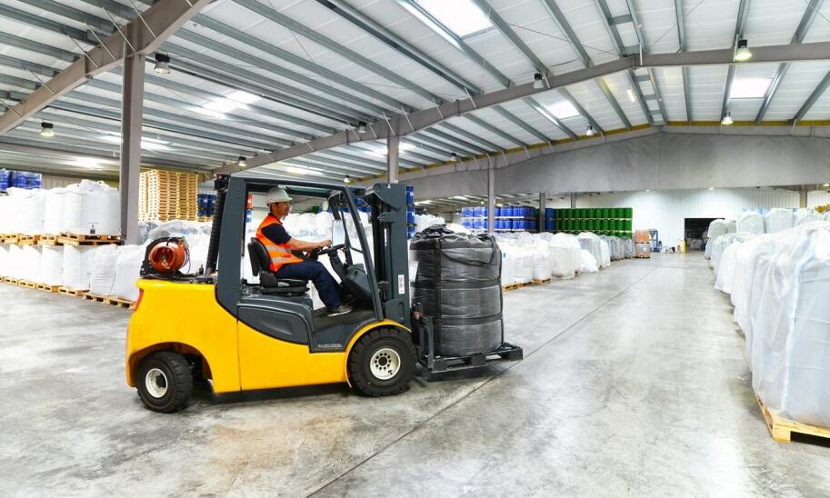 Wózki widłowe elektryczne – dlaczego warto je wybrać?