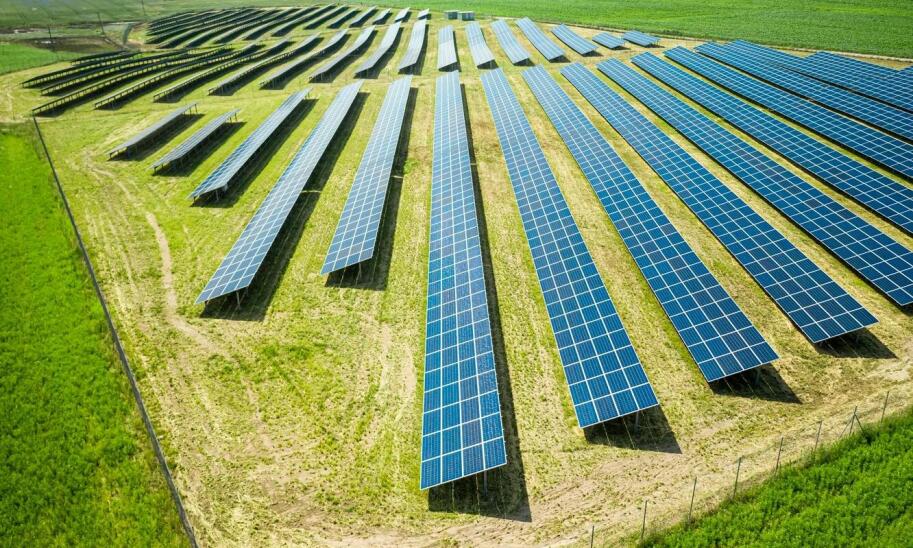 Jakie wyzwania mogą wystąpić podczas budowy przyłącza sieci energetycznego dla farmy fotowoltaicznej?