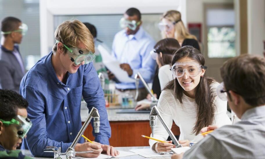 Jak angażować młodzież w projekty badawcze z użyciem modeli rakiet?