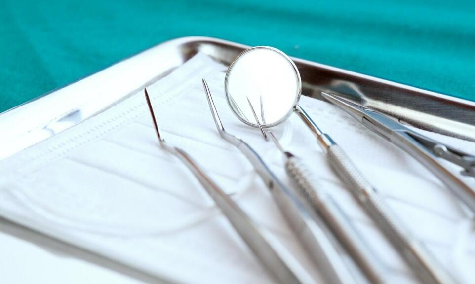 Implanty dentystyczne a chirurgia stomatologiczna - co musisz wiedzieć