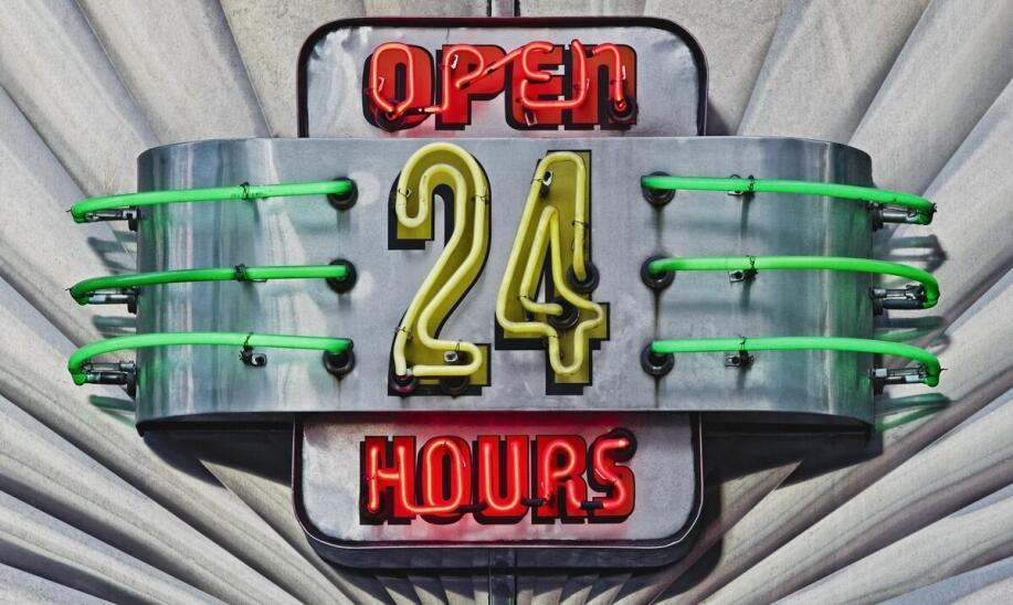 Przykłady kreatywnych naklejek na drzwi z godzinami otwarcia, które przyciągają uwagę