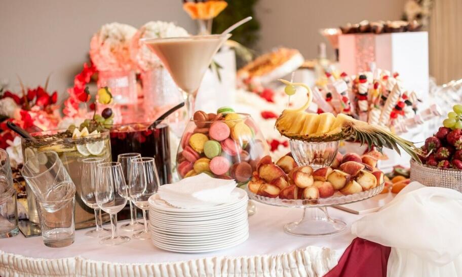 Jak zorganizować słodki stół, który zachwyci Twoich gości?