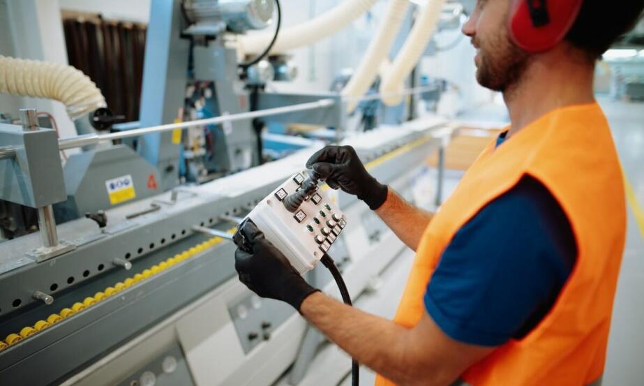 Jakie materiały można kroić w profesjonalnej krojowni usługowej?