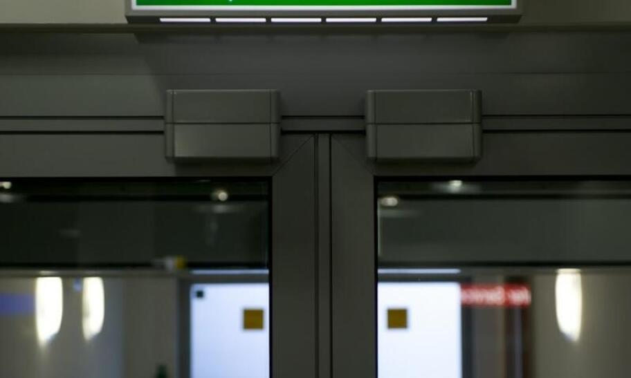 Jakie wyzwania wiążą się z wdrażaniem systemów z centralną baterią?
