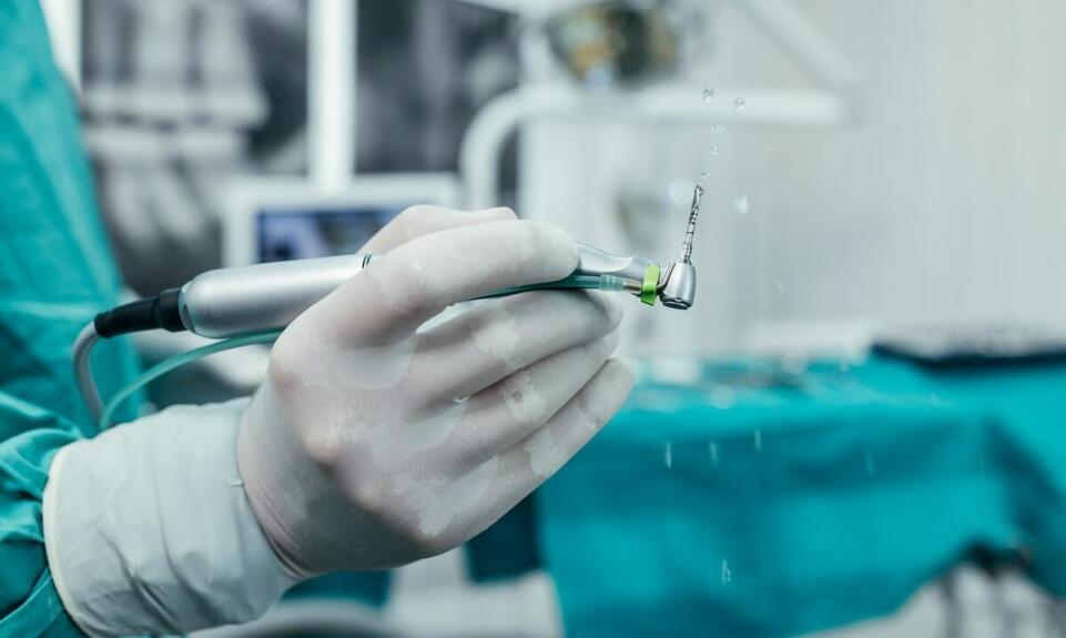 Implantologia w Oławie - jakie są najczęstsze pytania pacjentów przed zabiegiem?