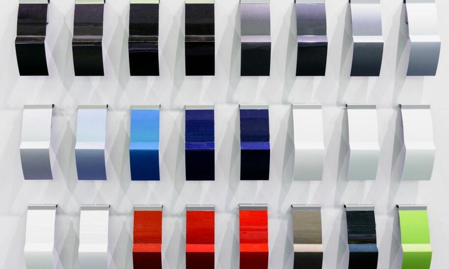 Części karoseryjne w różnych wariantach kolorystycznych - oferta hurtowni blacharskich