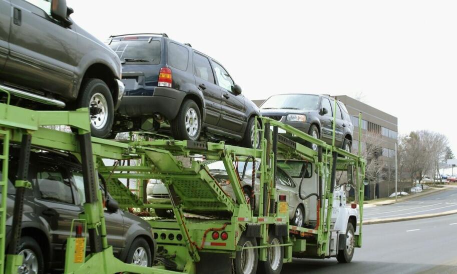 Autotransportery na sprzedaż - co warto wiedzieć przed zakupem? Autotransportery na sprzedaż - co warto wiedzieć przed zakupem?