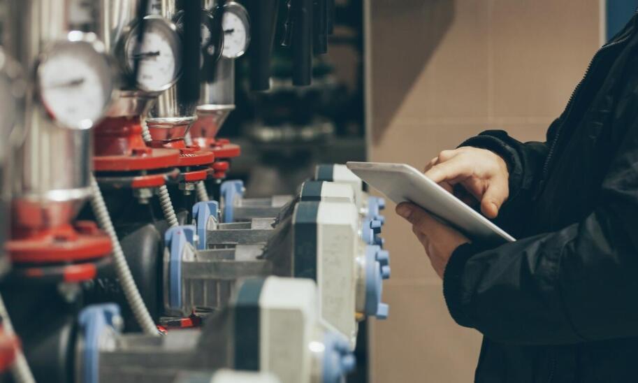 Jakie są kluczowe elementy systemu grzewczego w budynku przemysłowym?