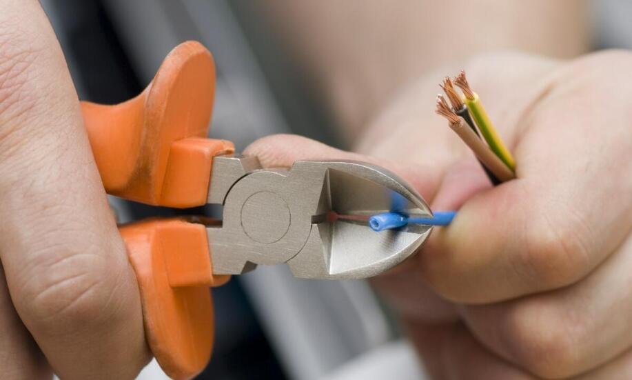Jakie narzędzia są niezbędne do pracy z kablami w energetyce zawodowej?
