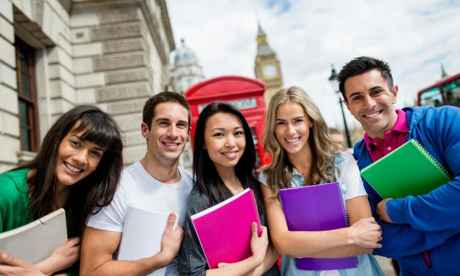 W jaki sposób codzienna komunikacja wspiera naukę języka angielskiego w Irlandii?