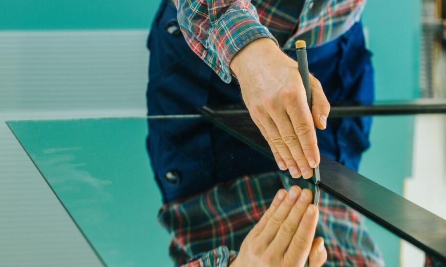 Jak docinanie pleksi na wymiar może poprawić estetykę Twojego produktu?