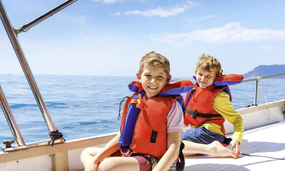 Jakie zasady obowiązują podczas organizacji spływu kajakowego dla dzieci?