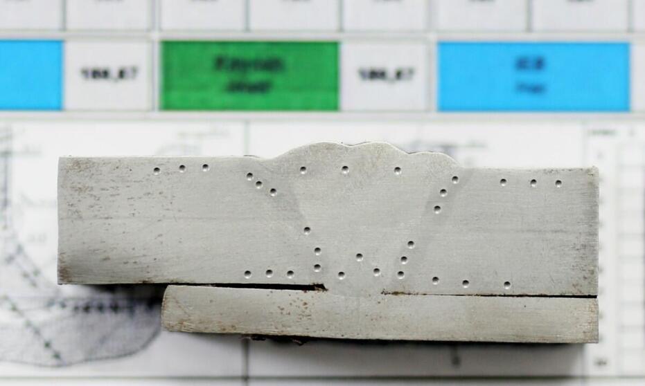 Jakie funkcje pełnią kolczyki urzędowe w hodowli zwierząt?