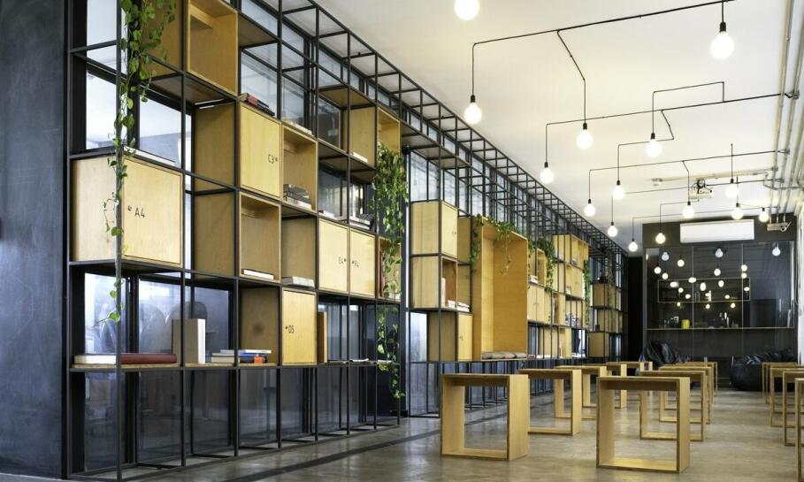 Lampa wisząca do wysokiego salonu – funkcjonalność i estetyka w jednym Lampa wisząca do wysokiego salonu – funkcjonalność i estetyka w jednym