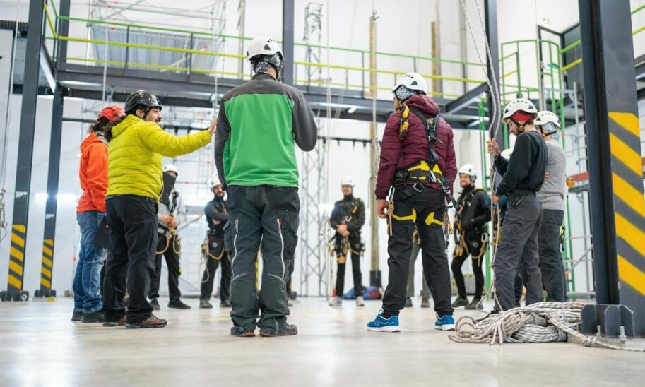 Co obejmuje praktyczna część kursu na podesty ruchome w Krakowie?