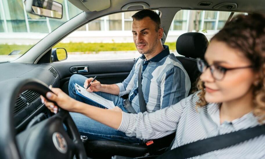 Ceny prawa jazdy kat A a jakość szkolenia - czy zawsze idą w parze?