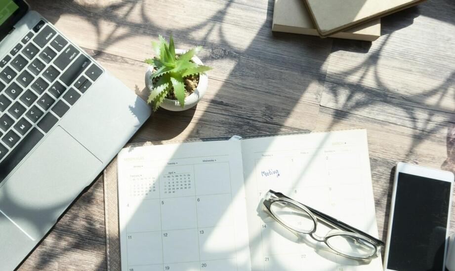 Kalendarze biurkowe a ścienne - które lepiej sprawdzą się w Twojej firmie?