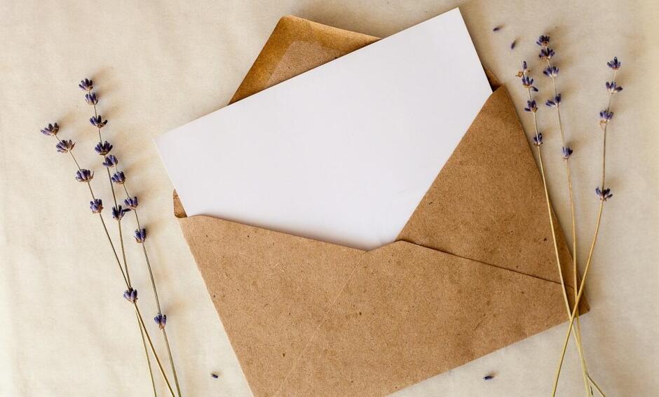 Jakie możliwości oferuje druk w pełnym kolorze na kopertach?