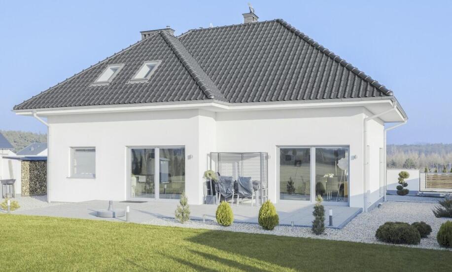 Dlaczego warto zainwestować w dom jednorodzinny zamiast mieszkania w bloku?