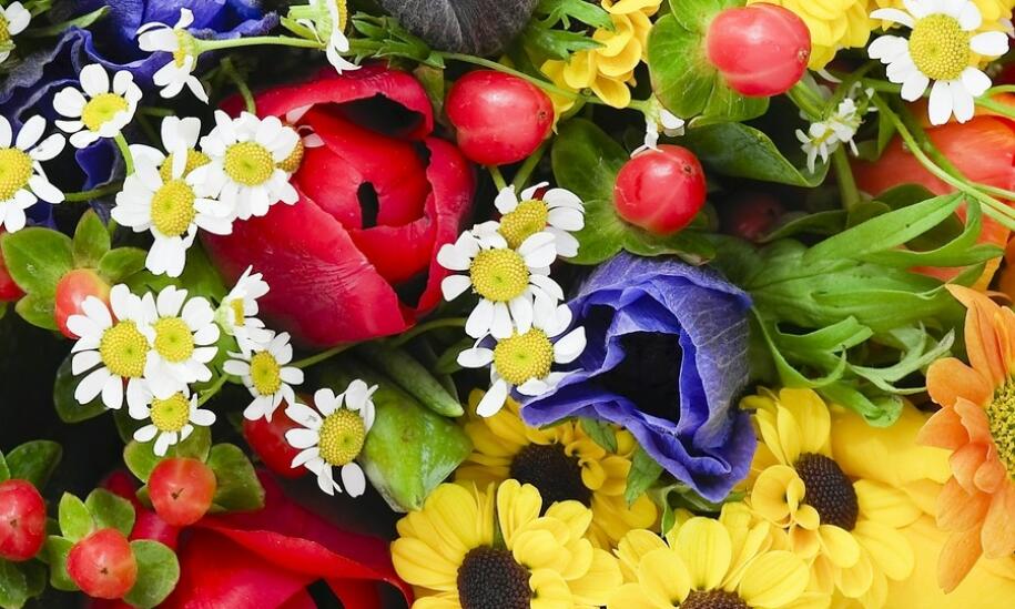 Piękno kompozycji roślinnych w dekoracjach nagrobnych - jak je stworzyć?