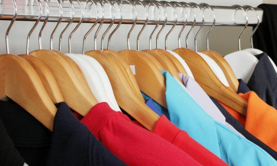 Męskie bluzy: jak je stylowo łączyć z innymi elementami garderoby?