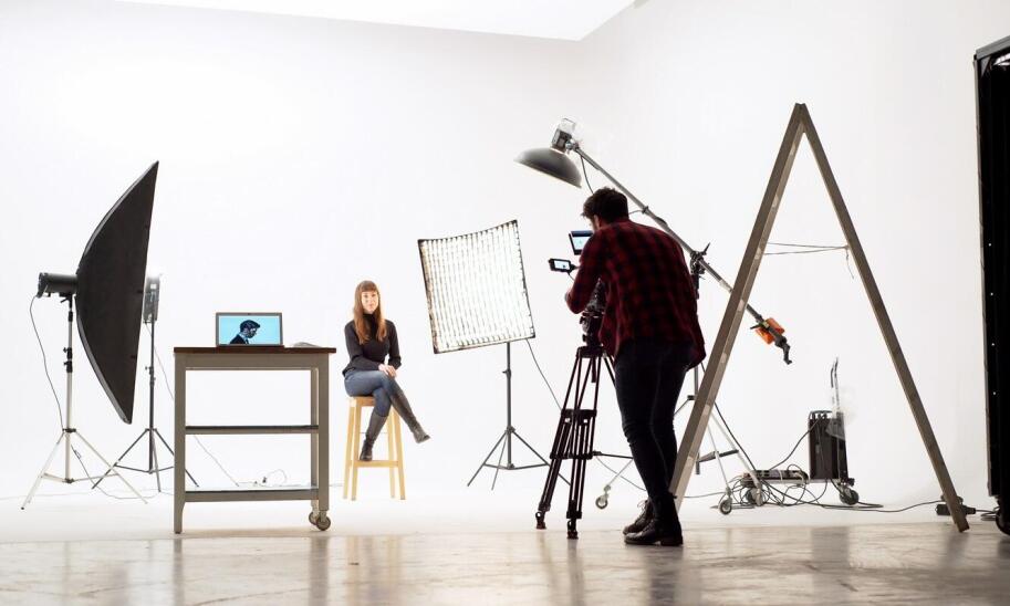 Komu powierzyć budowę scenografii do teledysku?