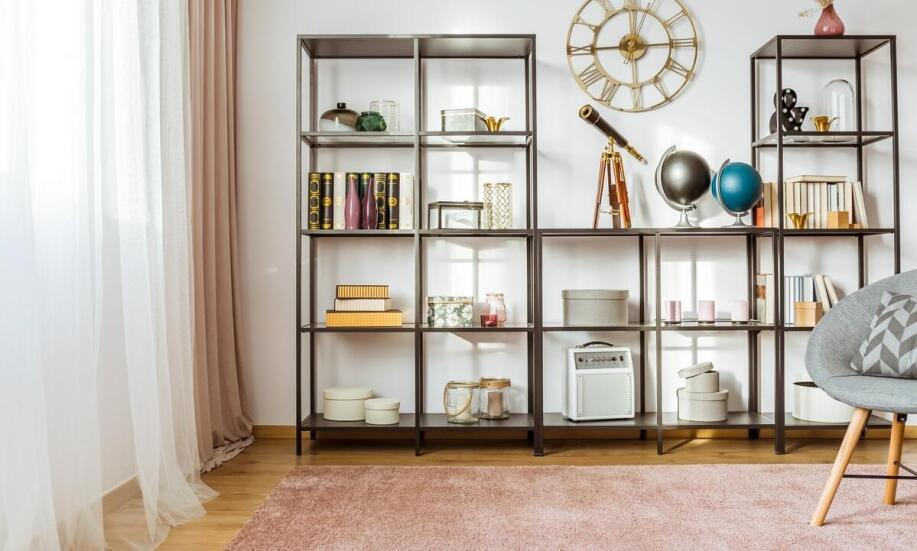 Do jakich stylów aranżacji wnętrz pasują dekoracje metalowe na ścianę?