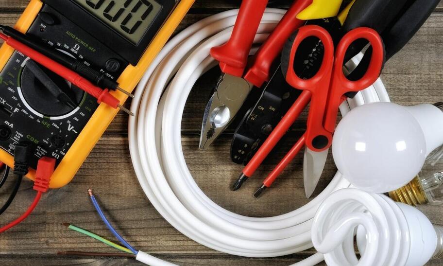 Dlaczego wybór odpowiednich akcesoriów jest kluczowy dla efektywności instalacji elektrycznych?