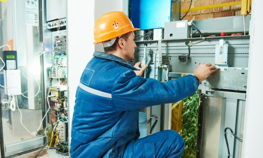 Jakie usługi oferuje profesjonalny serwis wind dla biurowców?