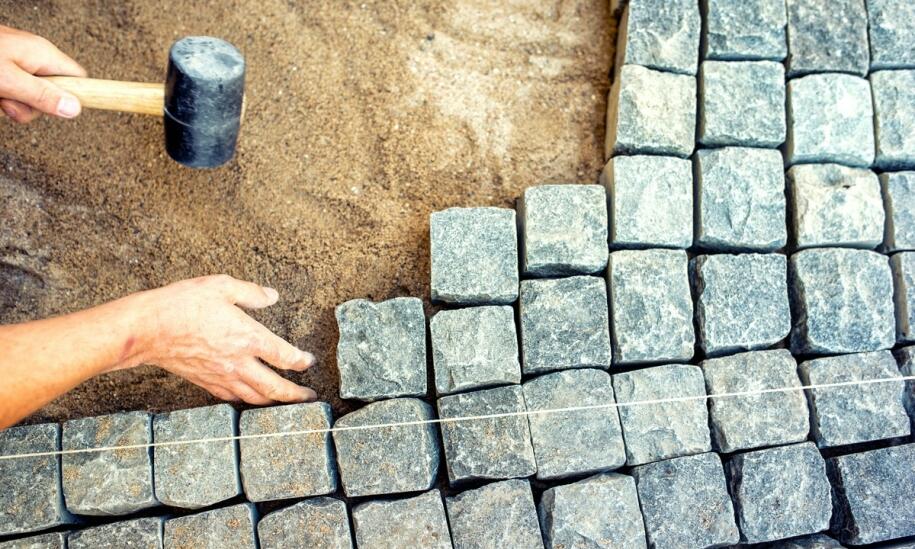 Koszty układania kostki brukowej – co wpływa na ostateczną cenę usługi? Koszty układania kostki brukowej – co wpływa na ostateczną cenę usługi?