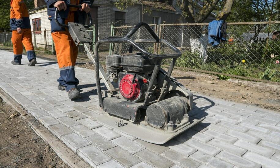 Jak wygląda śrutowanie betonu?