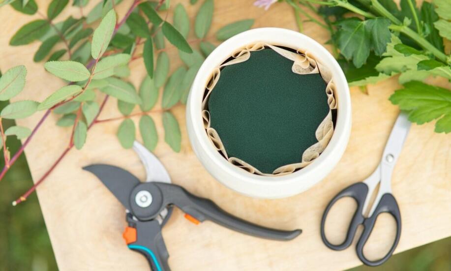 Gąbki do kwiatów a ich zastosowanie w dekoracjach stołowych