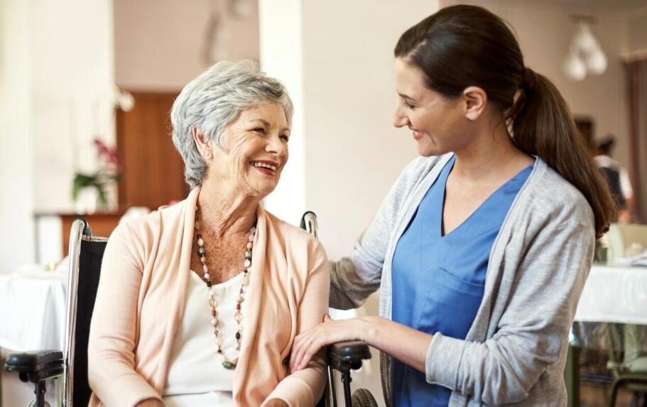 Jakie wyzwania mogą napotkać rodziny przy wyborze opieki nad osobami starszymi?