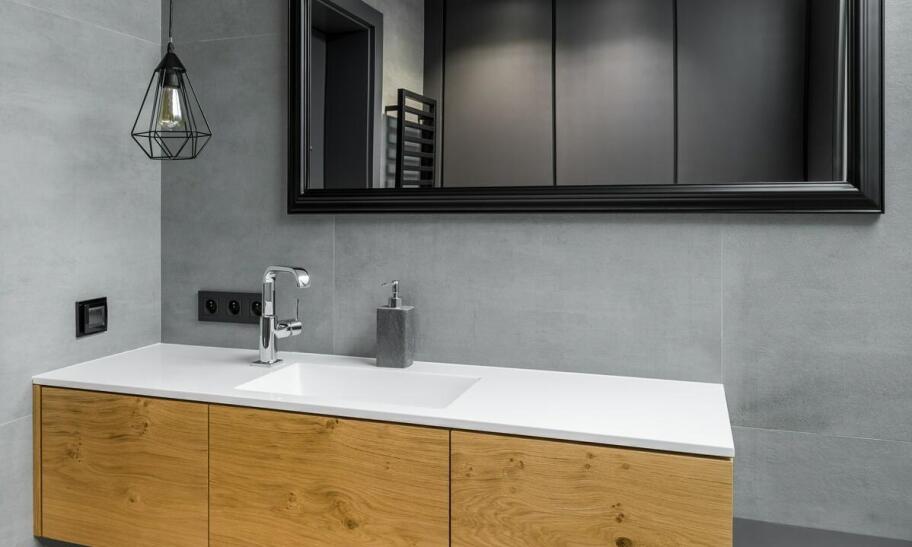 Meble łazienkowe a oświetlenie - jak stworzyć harmonijną przestrzeń?