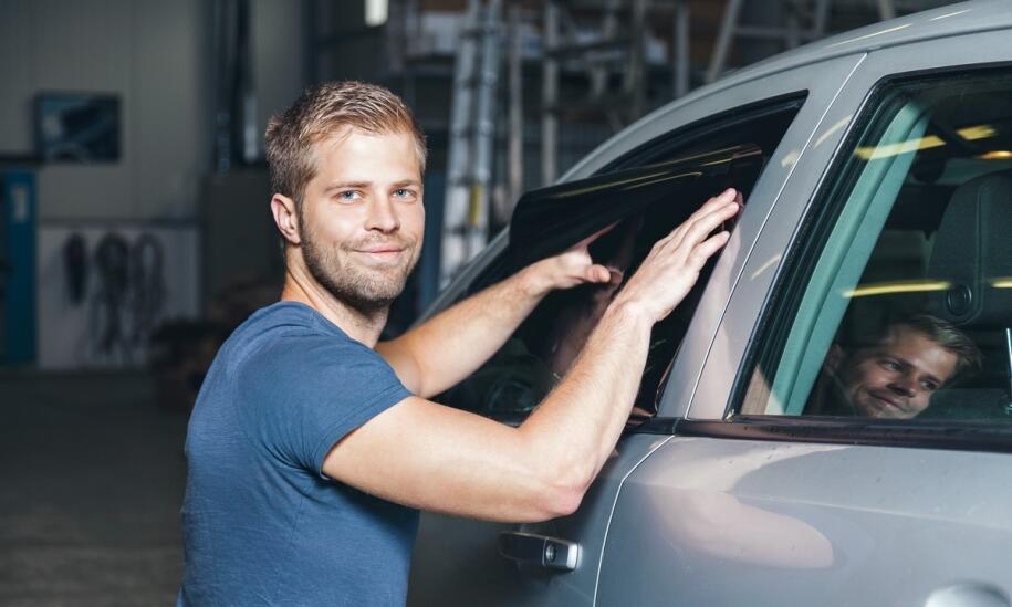 Szyby samochodowe – jakie materiały są najczęściej używane przy montażu?