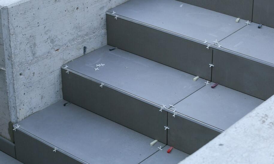 Jakie są najczęstsze błędy przy montażu schodni budowlanych?