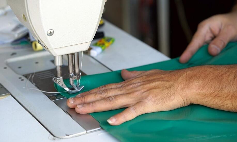 Jakie są różnice między naprawą a wymianą plandek?