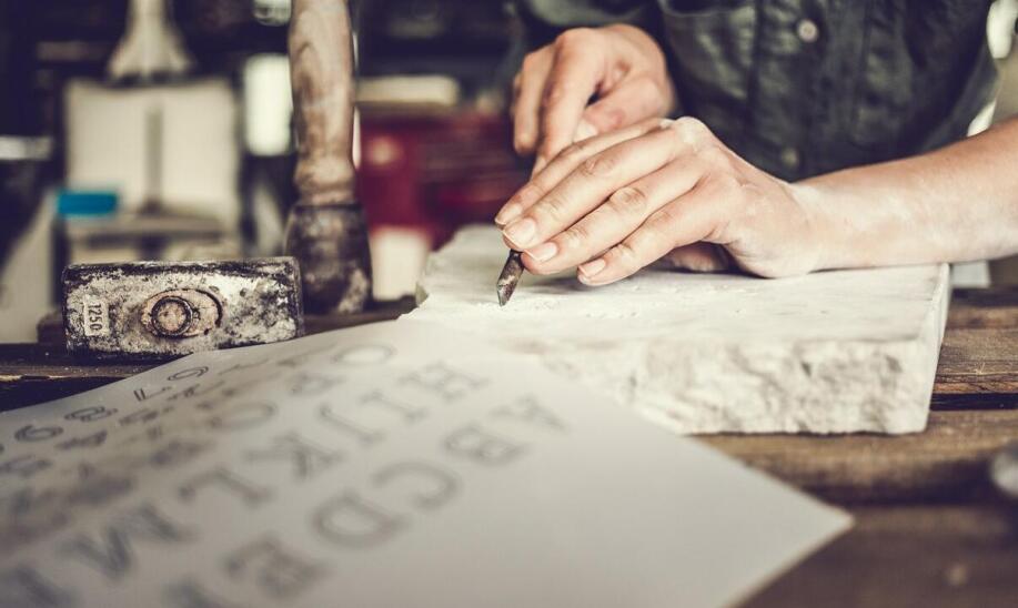 Na czym można wykonać grawer?