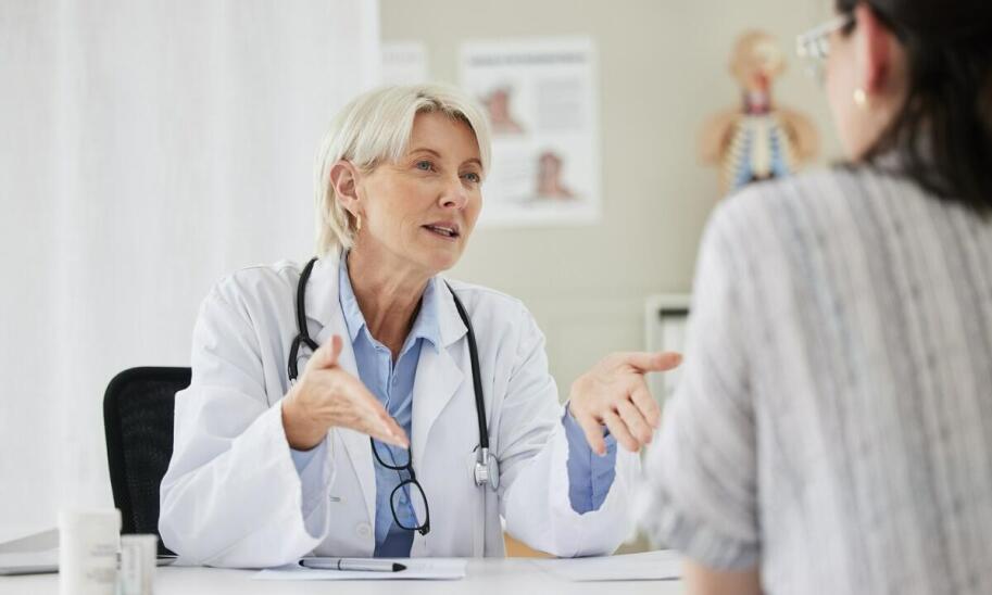 Jakie są różnice między różnymi typami implantów piersi?