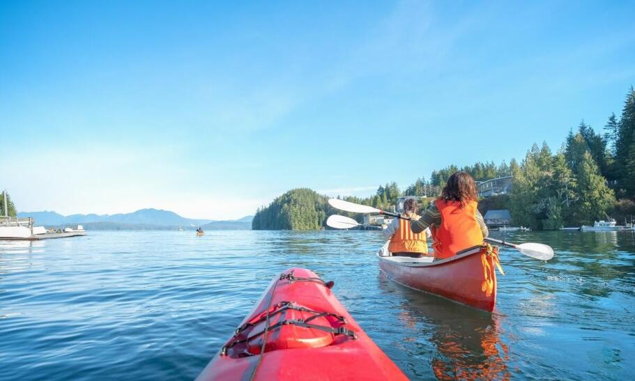 Dlaczego warto korzystać z usług profesjonalnej wypożyczalni sprzętu kajakowego?