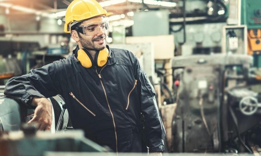 Obróbka metalu a bezpieczeństwo pracy – kluczowe zasady do przestrzegania