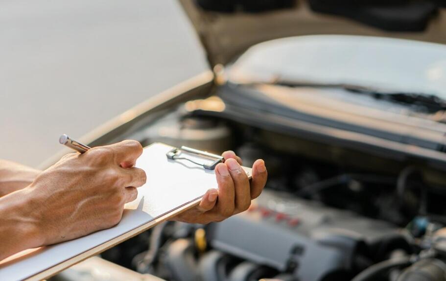 Dlaczego regularny serwis pojazdów jest kluczowy w wypożyczalniach samochodów?