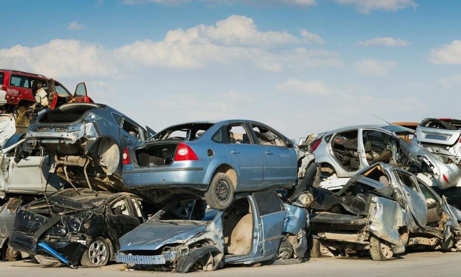 W jaki sposób auto złom przyczynia się do oszczędności dla klientów?