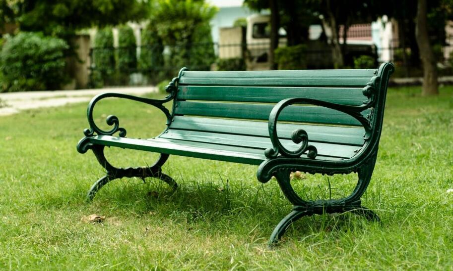 Ławki cmentarne wkopywane jako element ochrony przed kradzieżą – jakie mają zabezpieczenia?