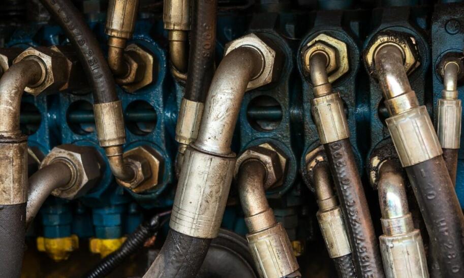 Jakie są zalety współpracy z firmą zajmującą się utylizacją węży hydraulicznych?