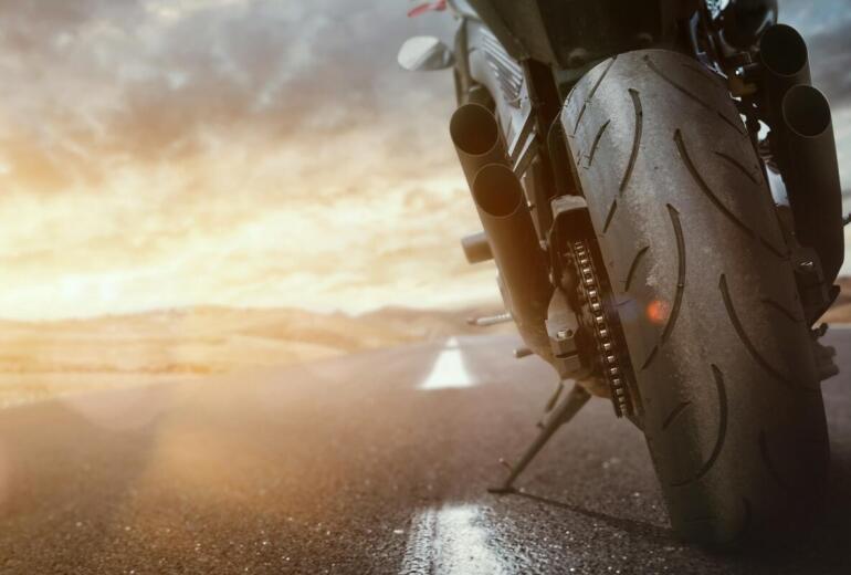 Jakie akcesoria współpracują z kxd 608 pro w motocyklu?