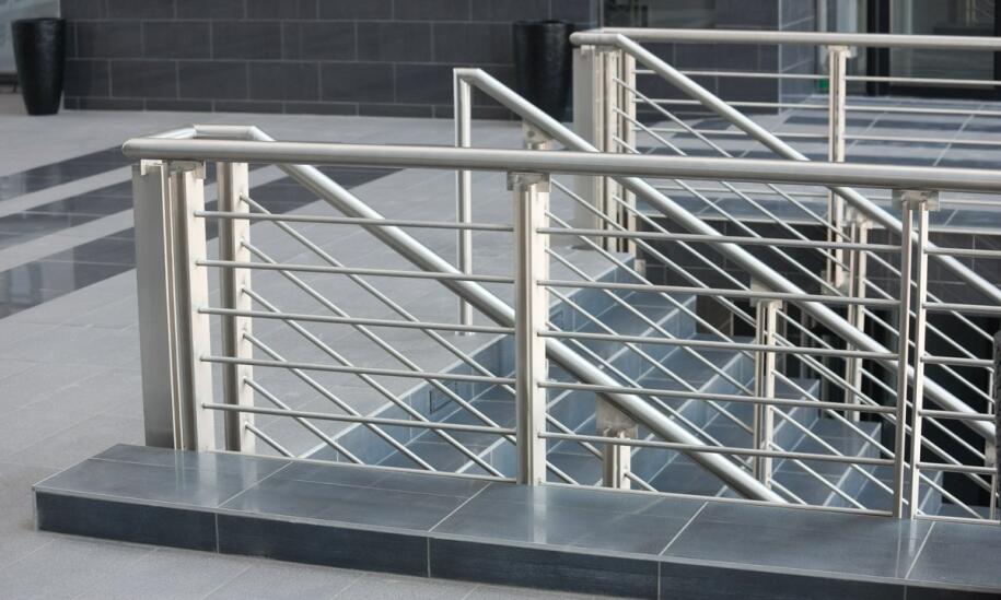 Estetyka i funkcjonalność maskownic ze stali nierdzewnej w projektach architektonicznych