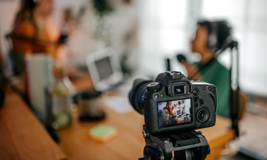 Jak przebiega proces realizacji nagrania lektorskiego w banku głosów?