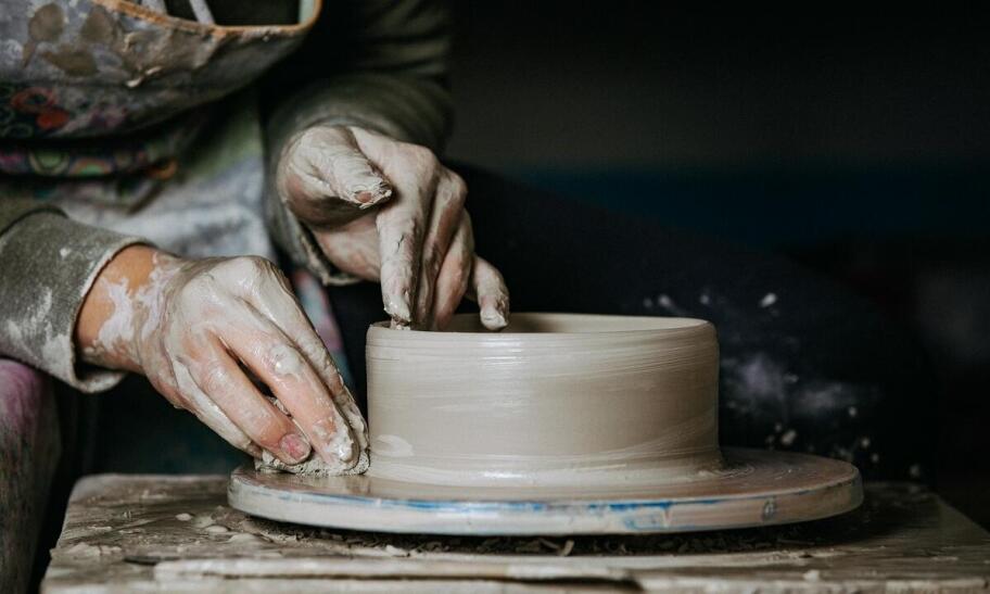 Jakie są najpopularniejsze techniki zdobienia ceramiki?